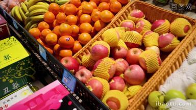 商场超市摆满水果的货架移动镜头